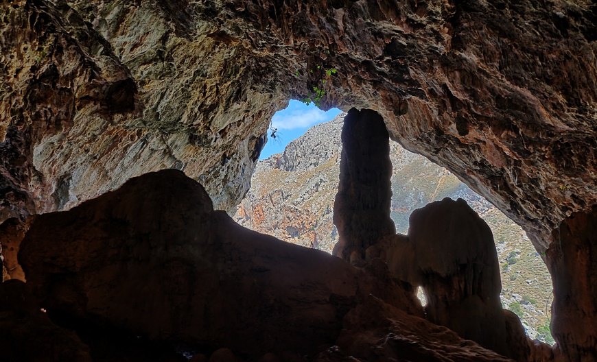 High Dynamic Range photo of a cave processed with easyHDR